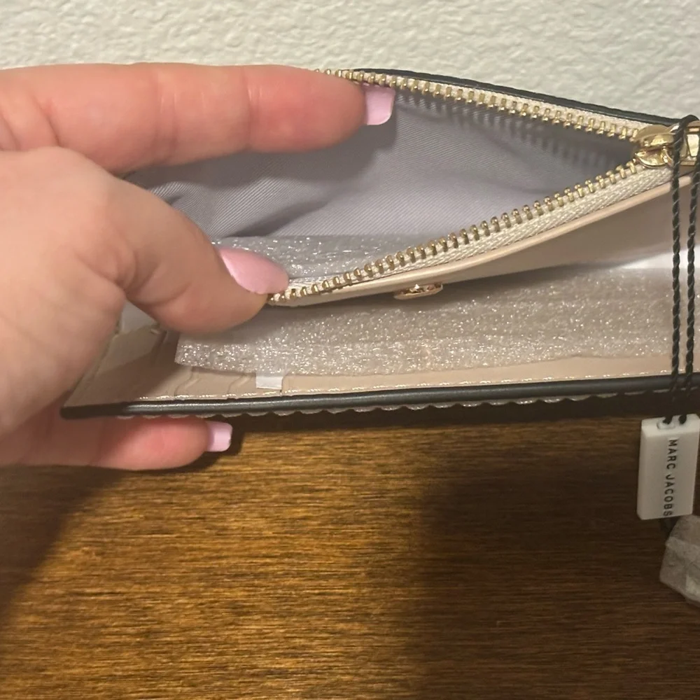 Marc Jacobs Beige Textured Wallet - Picture 7 of 9